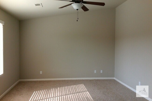 Building Photo - Spacious 4 Bedroom 3 Bath Home in Harlan R...