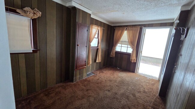 Building Photo - Affordable studio