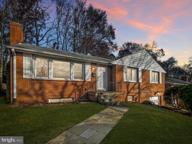 Building Photo - 5719 Rossmore Dr