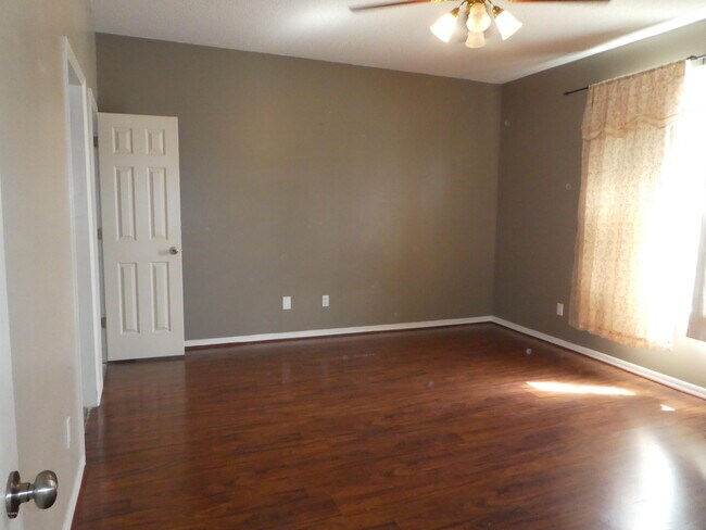 Building Photo - 8804 Ivymill Pl N