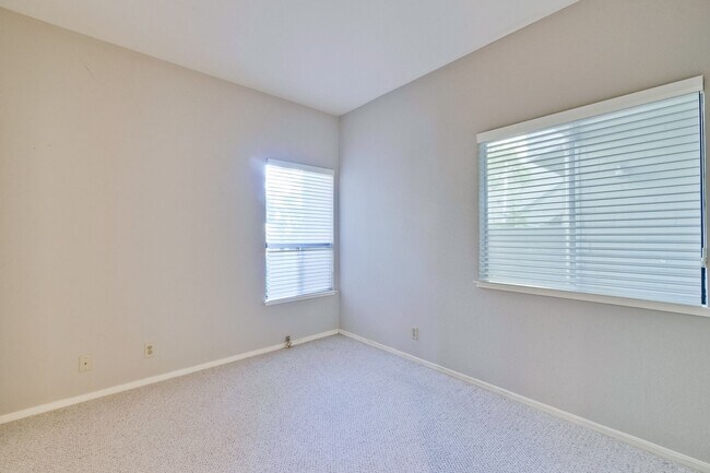 Building Photo - 1108 Shoreline Dr