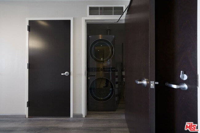 Building Photo - 1100 S Hope St