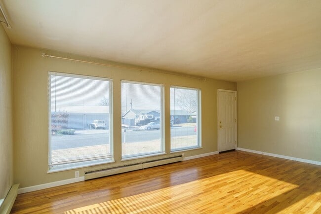 Building Photo - Updated Rambler w/ Fenced Backyard!