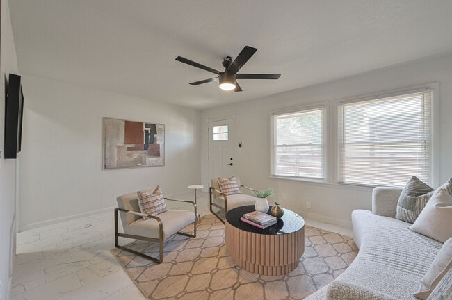 Building Photo - 4013 Mallard Dr