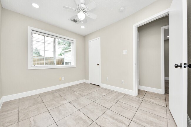 Building Photo - 5039 E Pagewick Dr