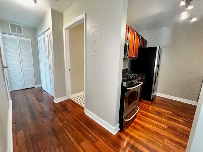 Building Photo - MOVE IN NOW!! Gated community Miriada! 1st floor 1X1.5 bath condo near pool area!!! Laminate wood...