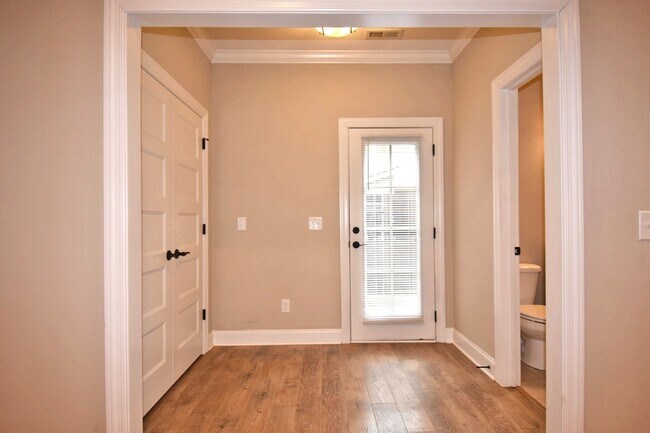 Building Photo - Gorgeous 3BR luxury Murfreesboro townhome ...