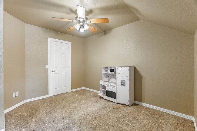 Building Photo - Great duplex in a great location