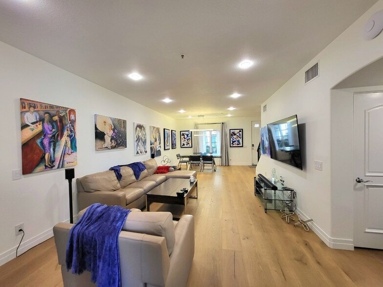 Building Photo - 851 N San Vicente Blvd