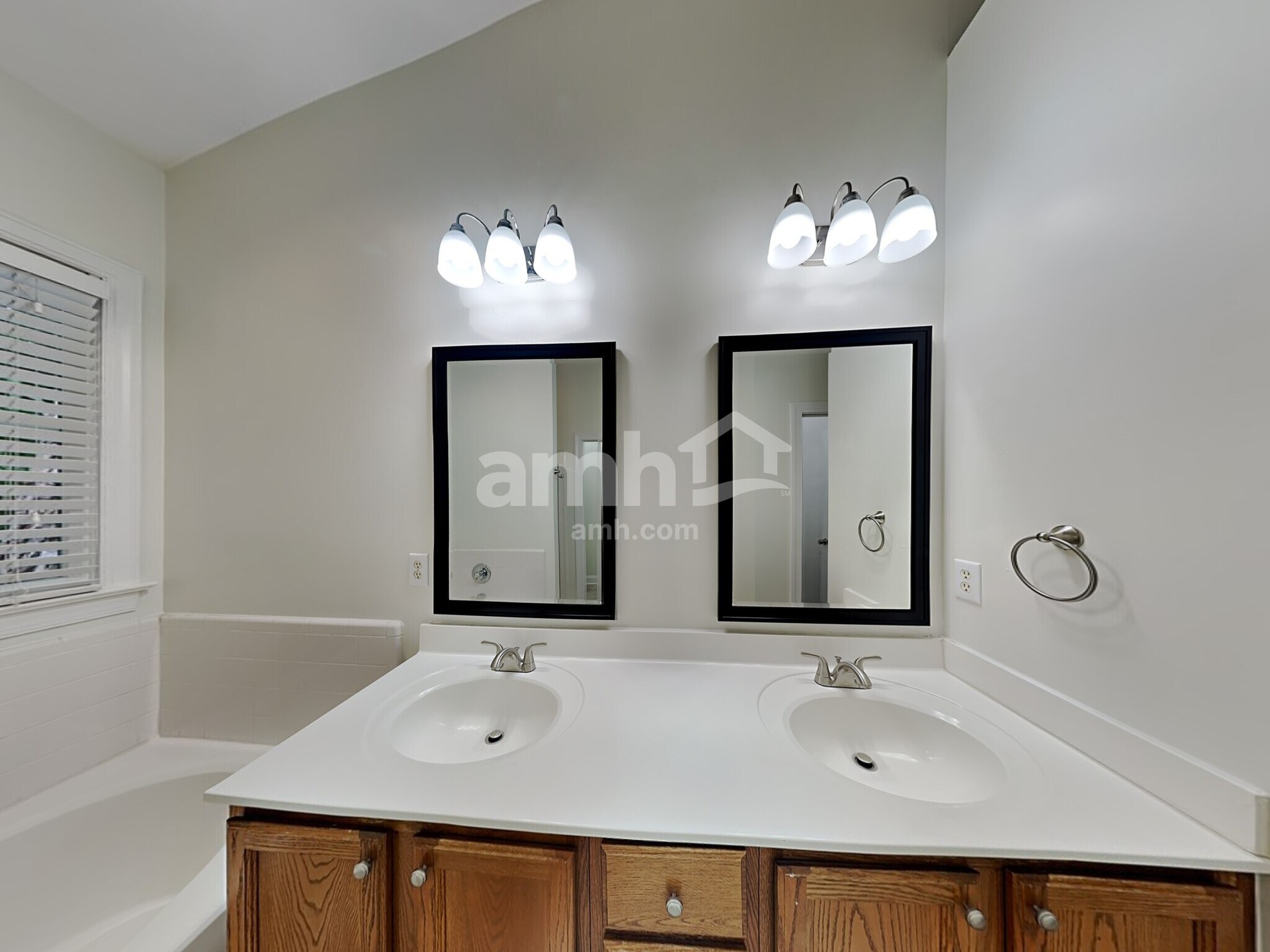 Building Photo - 7809 Hollow Oaks Ln
