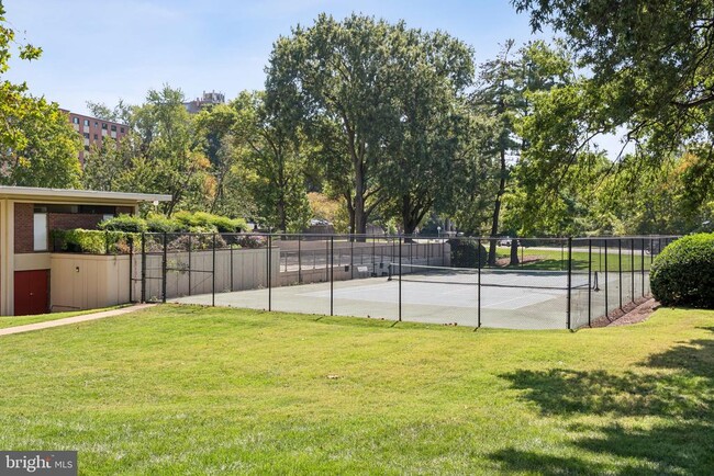 Building Photo - 1300 Army Navy Dr