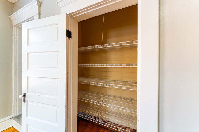 Building Photo - 557 S 6th St