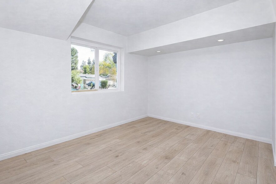 Building Photo - 639 Calle Tulipan