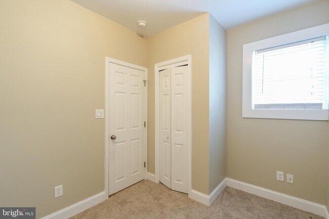 Building Photo - 137 Durfor St