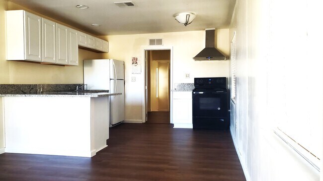 Kitchen - 611 W Ocotillo Ave