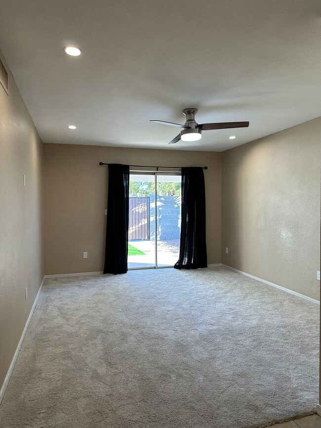 Building Photo - Scottsdale, 3 bed, 2 bath, 2 car garage, 1...