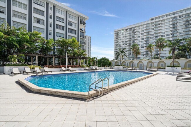 Building Photo - 5600 Collins Ave