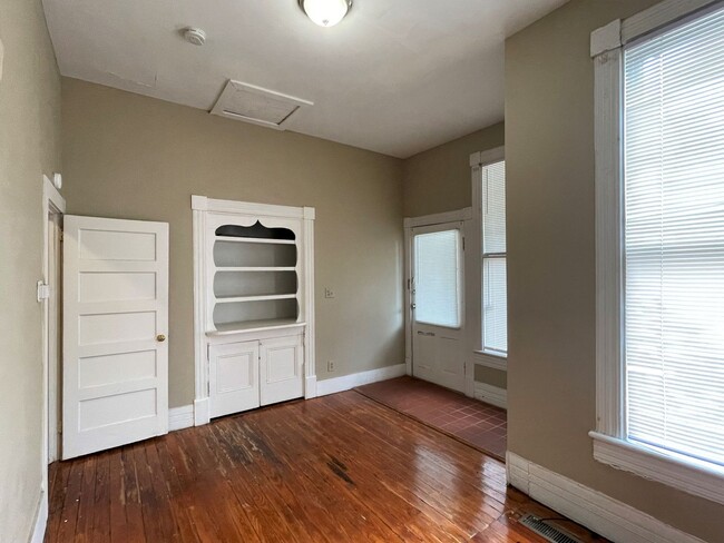Building Photo - One Bedroom Apartment Off of Tattnall Squa...