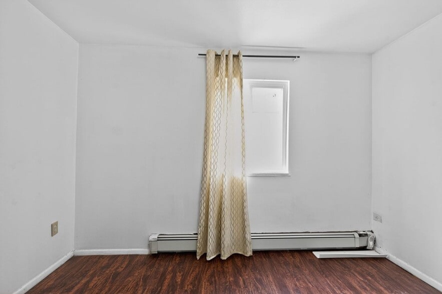 Building Photo - 1102 E 233rd St