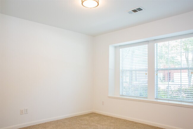 Building Photo - 91 Genesee Ridge Dr
