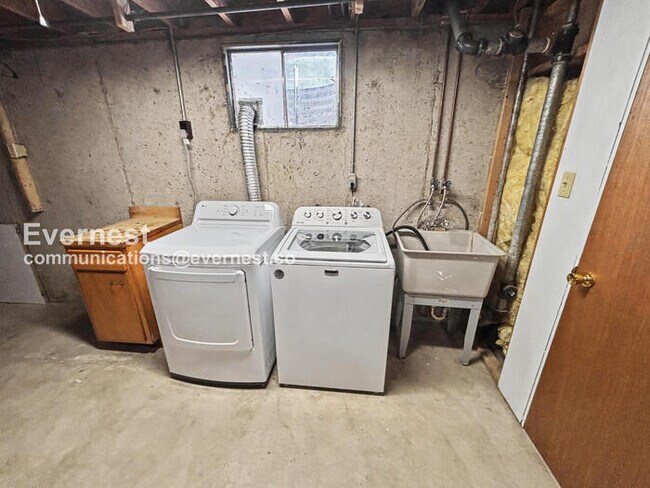 Building Photo - 4 Bed/3 Bath Home with Fenced Yard & Garage / Available Now!