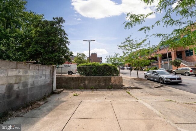 Building Photo - 600 S Eaton St