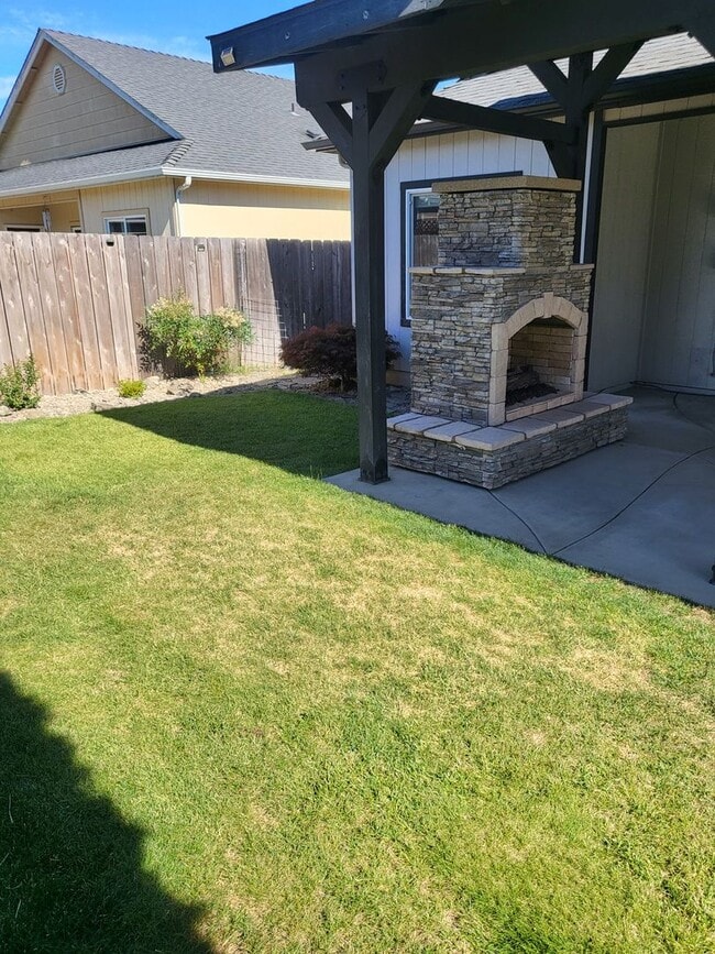 Building Photo - 3 bed 2 bath Home for Rent in Grants Pass