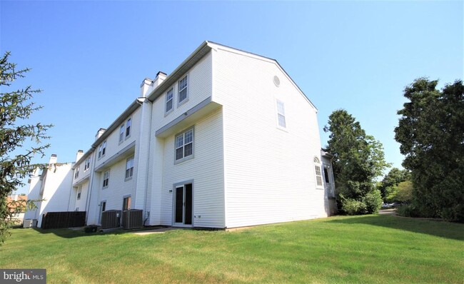 Building Photo - 4000 Quaker Ct