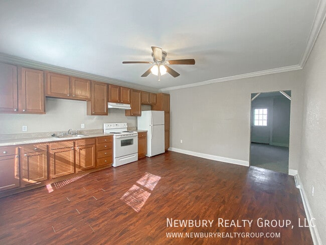 Building Photo - 39 Hickory St