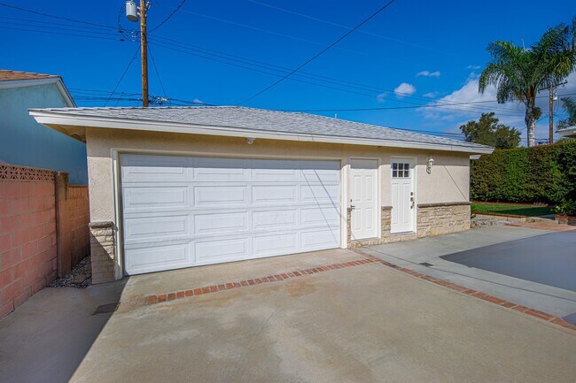 Building Photo - 549 N La Sena Ave