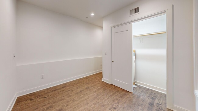 Building Photo - U Street Corridor Two Bedroom For Rent! Pe...