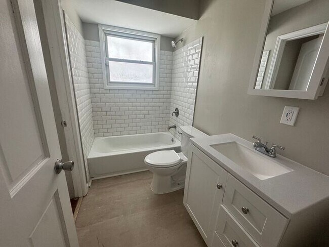 Building Photo - Charming 3-Bedroom Ranch