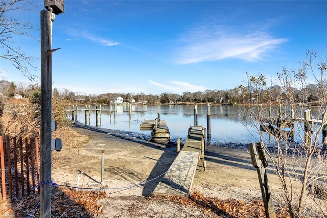 Building Photo - 435 Luptons Point Rd