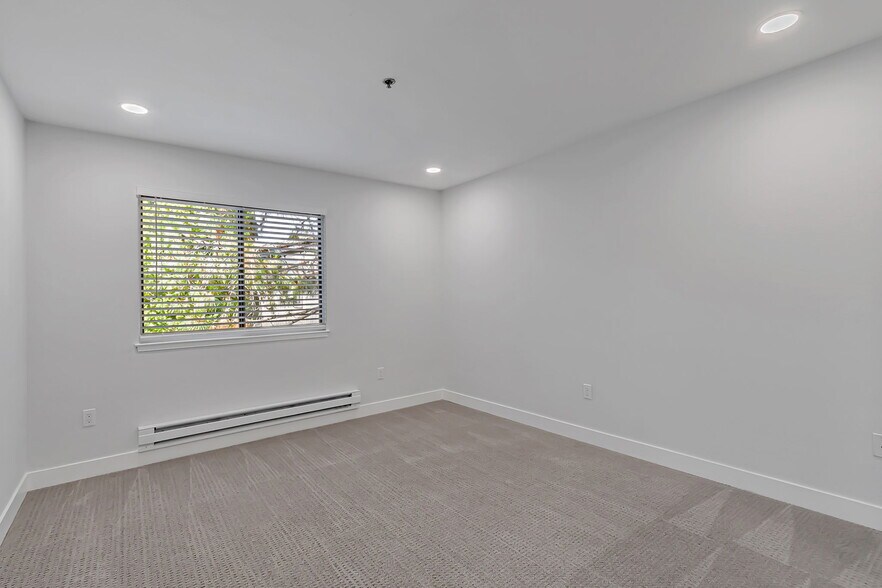 Building Photo - 880 E Fremont Ave