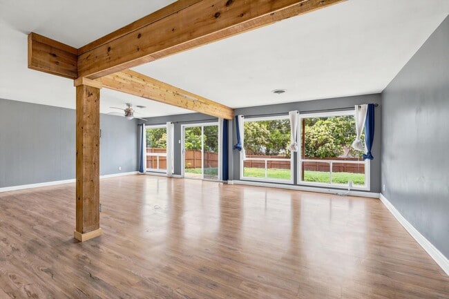 Building Photo - Modern Open Floor Plan