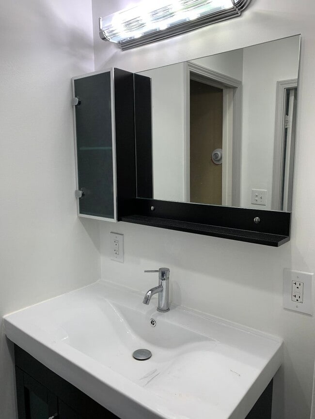 Building Photo - Large two bedroom top floor Condo....over looking lake Harriet.