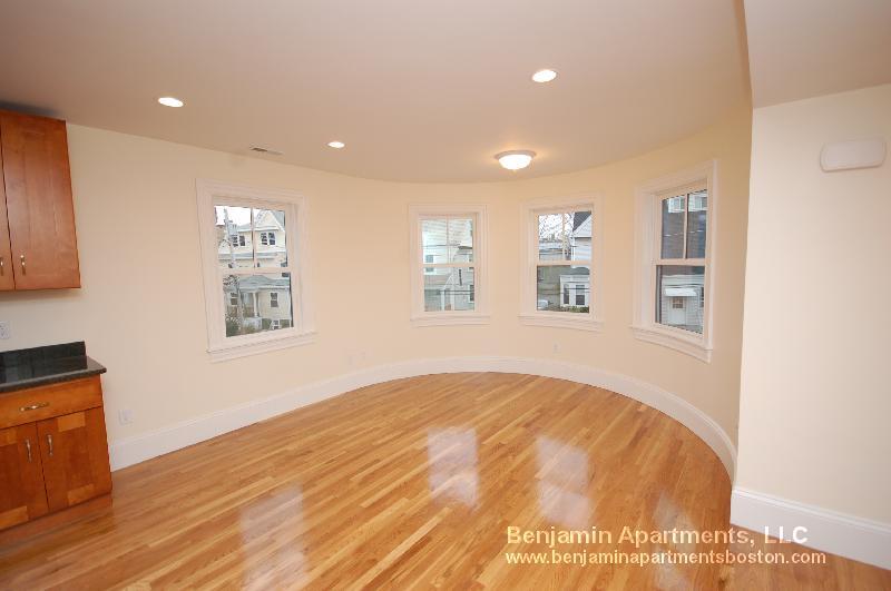 Building Photo - 84 Linden St