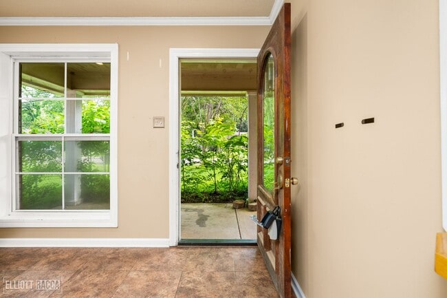 Building Photo - 2020 Clover Ln