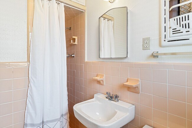 Building Photo - Centrally Located - Minutes from Dell Children's Hospital