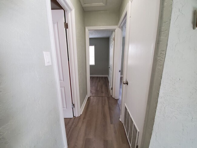 Building Photo - 3 bed / 2 bath Annual Rental Home in Brade...