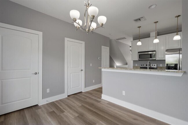 Building Photo - 13420 Lyndhurst St
