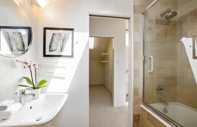 Building Photo - 2548 Pine St