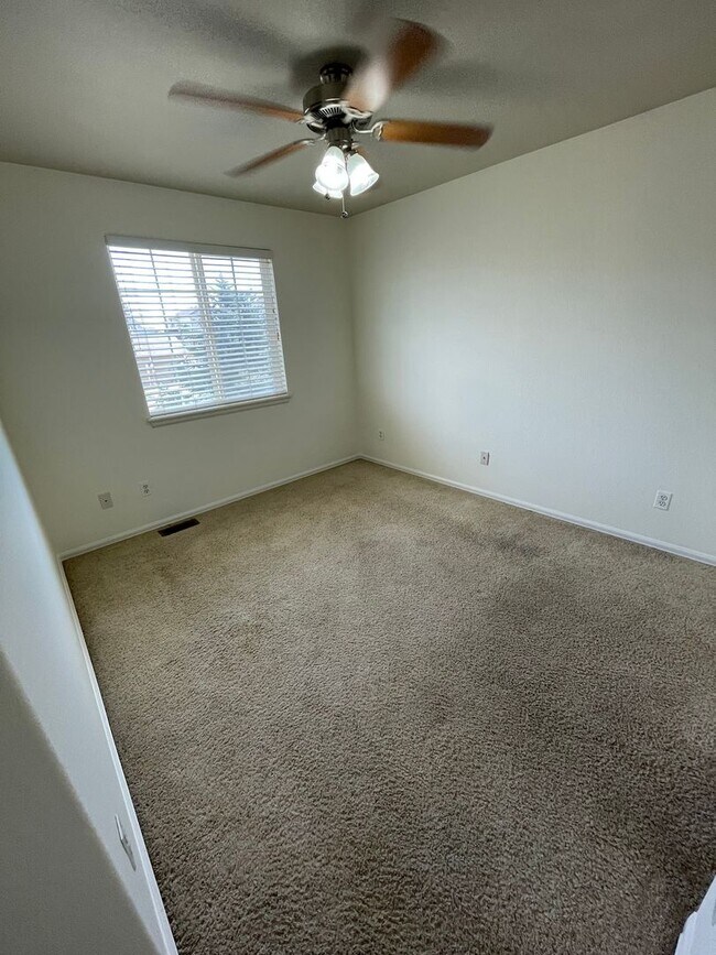 Building Photo - 4 Bedroom 3 Bathroom Home Available now!