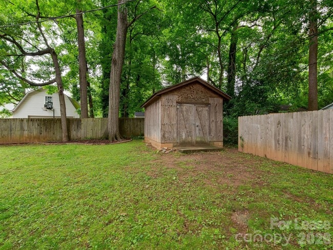 Building Photo - 2329 Kingsbury Dr