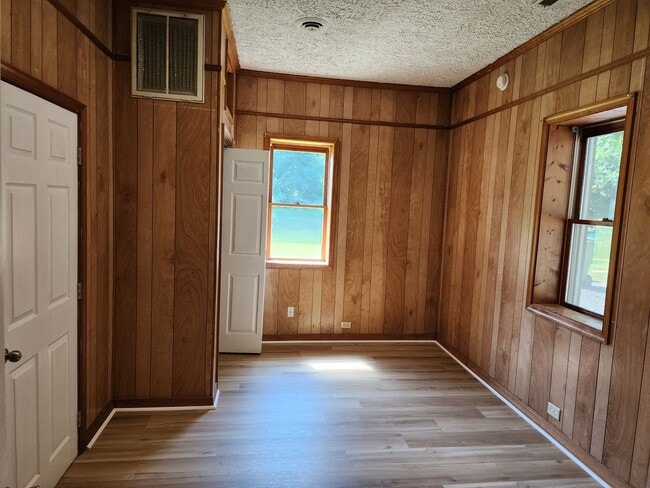 Building Photo - Cute 2 Bedroom in West Point!
