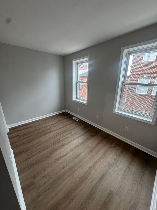 Building Photo - Beautifully Renovated 2 Bed / 2 Bath Rowho...