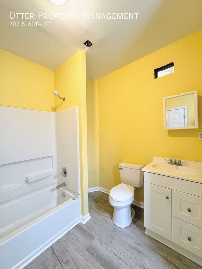 Building Photo - 207 N 60th St