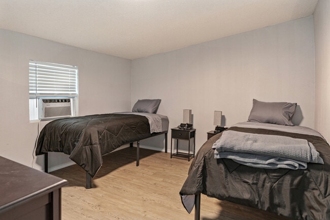 Building Photo - 112 Queenswood Dr