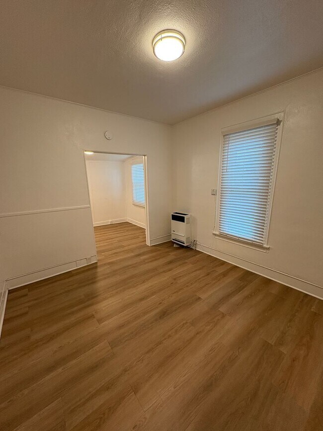 Building Photo - Studio Located Downtown Ventura, Close to ...