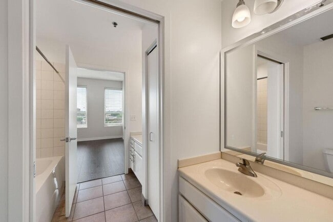 Building Photo - 929 Portland Ave